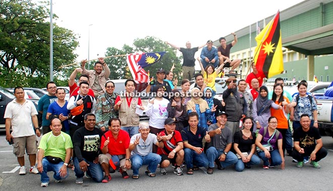 Volunteers gathering for a group photo before leaving for Lusong Laku.