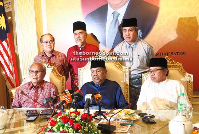 PERSIAPAN RAPI: Adenan (duduk tengah) bercakap kepada media selepas mempengerusikan Mesyuarat Majlis Kerja Tertinggi PBB di Ibu Pejabat PBB, Kuching semalam.