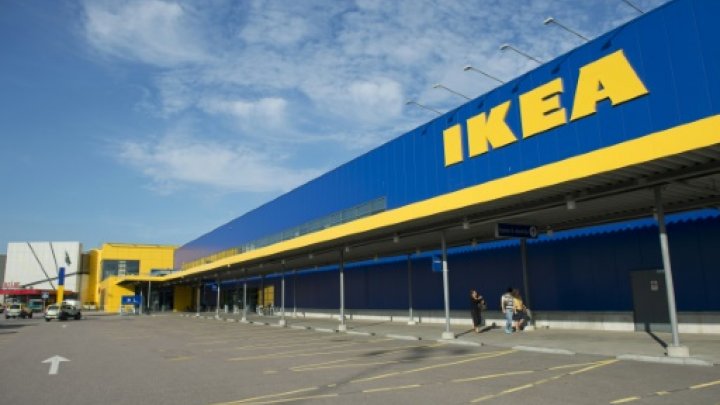 © AFP/File | Police cars are parked outside the IKEA store in the city of Vaesteraas on August 10, 2015 