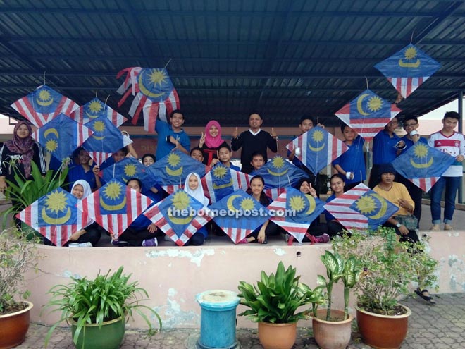 The participants show their Jalur Gemilang motif kites.