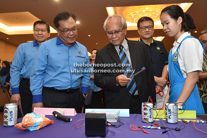 INOVATIF: Jabu diiringi Mohd Kadim (kiri) serta Pengerusi IKM Cawangan Sarawak Dr Alvin Chai (belakang, kanan), Timbalan Naib Canselor Penyelidikan dan Inovasi Profesor Dr Kopli Bujang (belakang, kiri) melawat pameran sempena K2M 2015, semalam. 