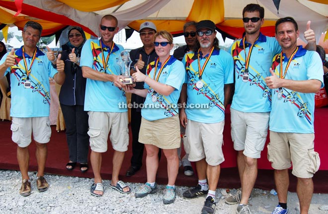 CVF team members pose for a photo-call with (from left, back row) Rodziah, Dr Rundi and Yakup. 