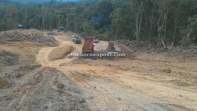 The road construction work in Ba Kelalan in progress. 