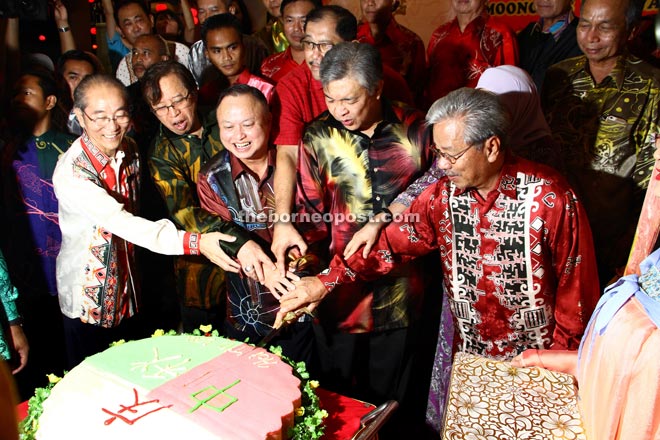 Zahid (second right), accompanied by (from left) Lu, Abang Johari, Chan and Masing (right) cutting a giant mooncake to symbolically officiate at the festival. — Photos by Chimon Upon