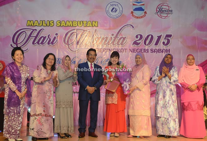 Susan (fourth right) with Musa (fourth left), Faridah (third right) and Sabah women leaders after receiving the award yesterday.