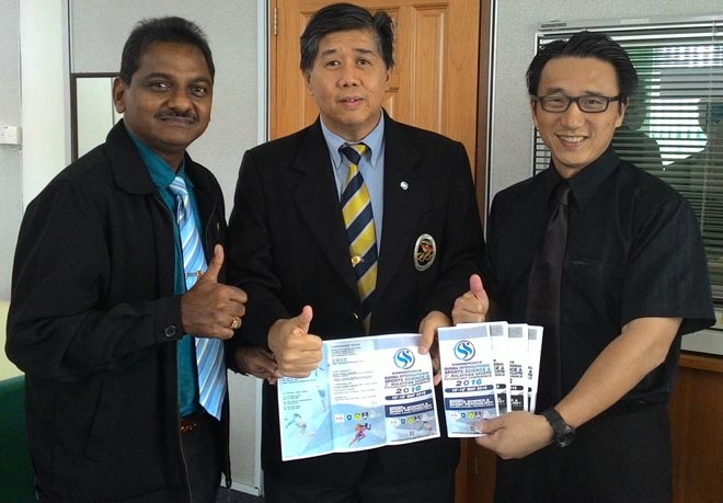 Ong (centre), Chin (right) and Dana with the conference brochures. 