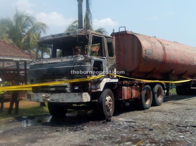 The lorry tanker that caught fire yesterday at kilometer 24 of Merotai-Tawau road.