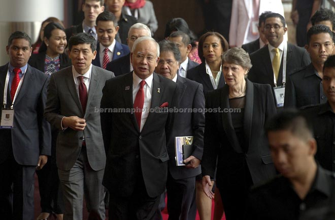 Najib (third left) accompanied by Helen Clark (fourth left), administrator of the UN development Programme after opens Pemandu Global Transformation Forum at Plenary Hall, KL Convention Centre. — Bernama photo