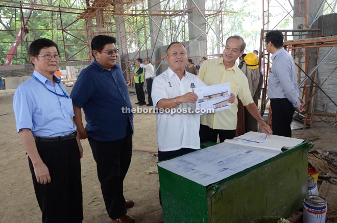 Chan (third left) shows reporters the design drawing of the new sports complex. The mayor is accompanied by (from left) Lee, Councillor Mohd Taufik Abdul Ghani and representative of the project’s consultant, George Chong. — Photos by Wilfred Pilo