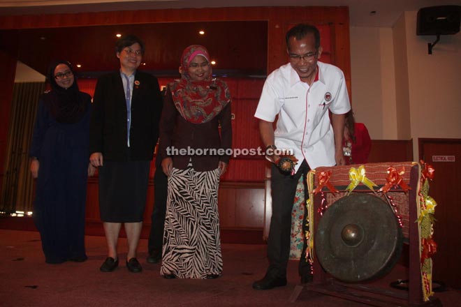 Dr Kamarudin hits a gong to launch the Patients’ Safety campaign.  