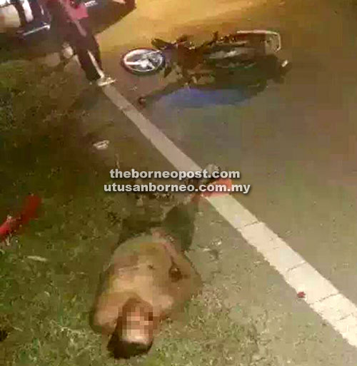 NGERI: Mangsa terbaring tidak bernyawa di bahu jalan setelah motosikalnya hilang kawalan dalam kemalangan maut di Jalan Meranti, Sarikei malam kelmarin.