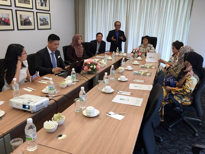 Image shows EOTP project chairman John Chin (standing), explaining to Chew (seated, fourth right) and other members from government institutions during their visit to the EOTP project.