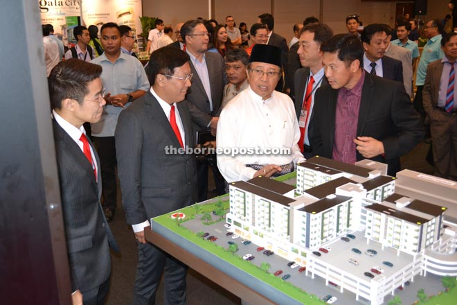 Abang Johari (centre) touring the expo. 