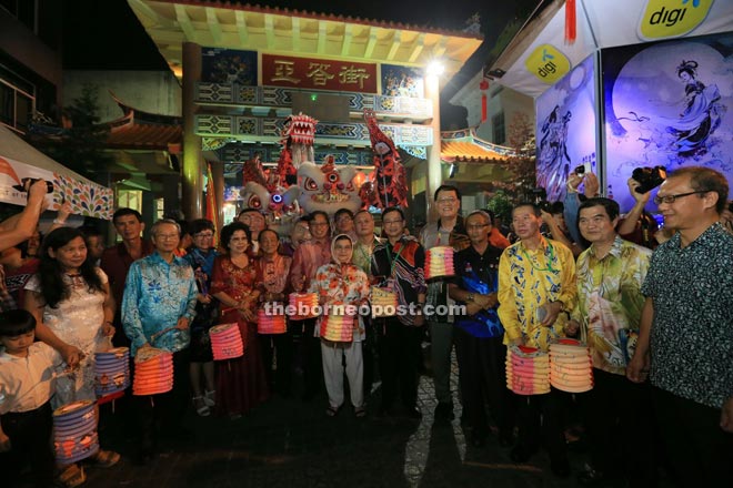 Tourism Minister Datuk Amar Abang Johari Tun Openg (centre) and local leaders at a Kuching Inter-Cultural Mooncake Festival held at Carpenter Street from Sept 22-27 this year.