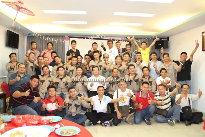 Bintulu 4x4 Club members with Wan (front row, fourth left).
