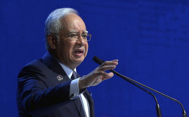 Najib delivers his keynote address at the Asean Business and Investment Summit 2015. — Bernama photo 