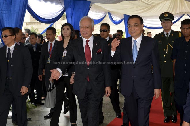 Najib welcomes Li during his official visit at Dataran Perdana in Perdana Putra building. — Bernama photo