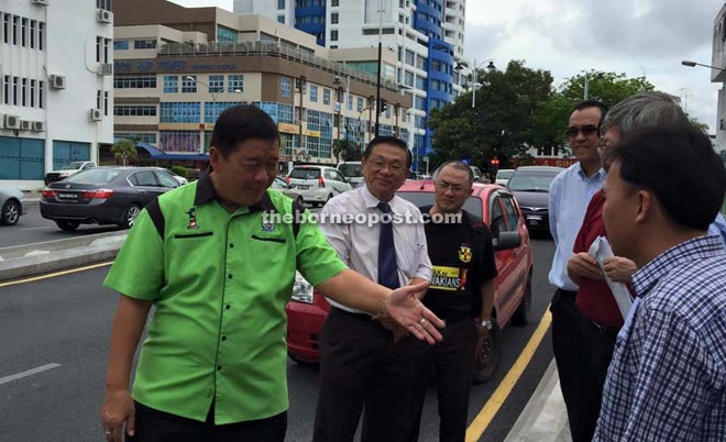 Lai (left) holding a discussion with Dr Teo (second from left) and Fong (third from left) at Miri Waterfront Commercial Centre yesterday.