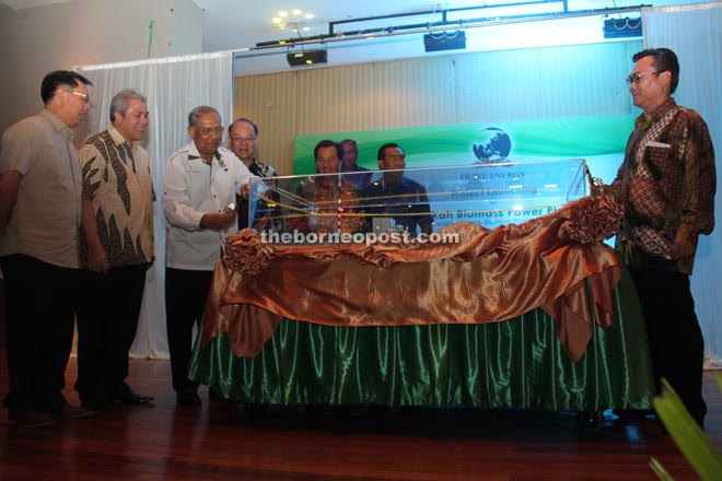 Adenan (third left) officiating at the event while (from left) Dr Rundi, Awang Tengah, Hong (right) and others look on.