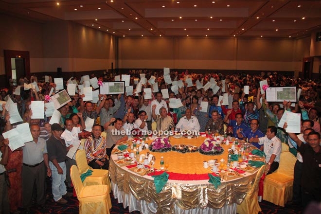 The recipients of the land titles and TOL in a group photograph with the VIPs.