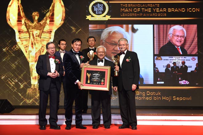 Abdul Hamed (second right) receiving the prestigious award from Dr KK Johan (second left), President of The BrandLaureate, accompanied by (from left) Tan Sri Khoo Kay Peng, chairman and chief executive of Malayan United Industries Bhd and (right) Tan Sri Rainer Althoff, Independent Non-Executive Director of Top Glove and CEO and managing director of Alc International Sdn Bhd.
