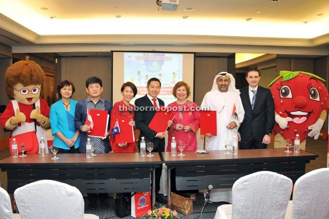 Ong (centre), with Wang on his left and Smart Reader Worldwide’s international franchisees during a press conference.