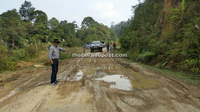 Baru points to the appalling state of a section of road from Long Semadoh to Ba Kelalan.    