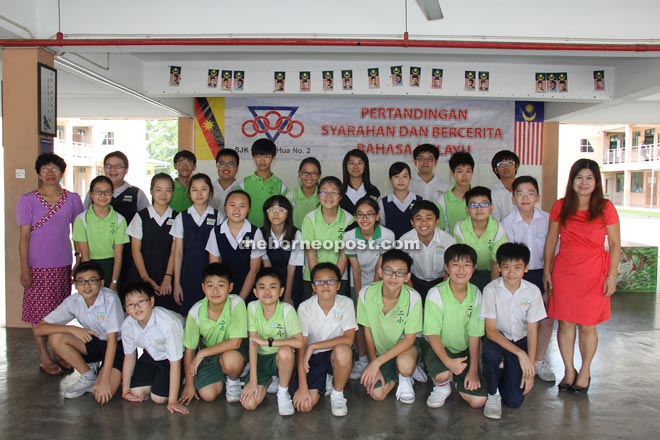 Headmistress Chong (standing right), senior assistant (administration) Wong Kuong Mee (standing left) with the 7A and 6A scorers. 