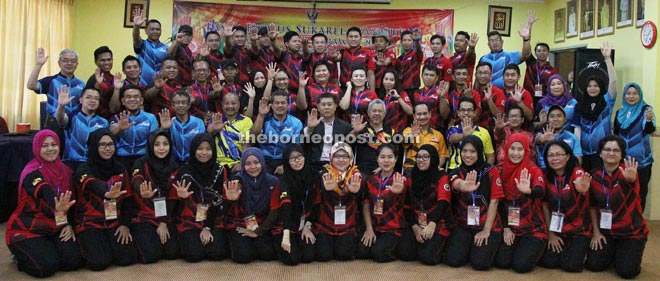 The volunteers and officials posing with Dr Ong (seated, sixth left) at the end of the volunteers course.