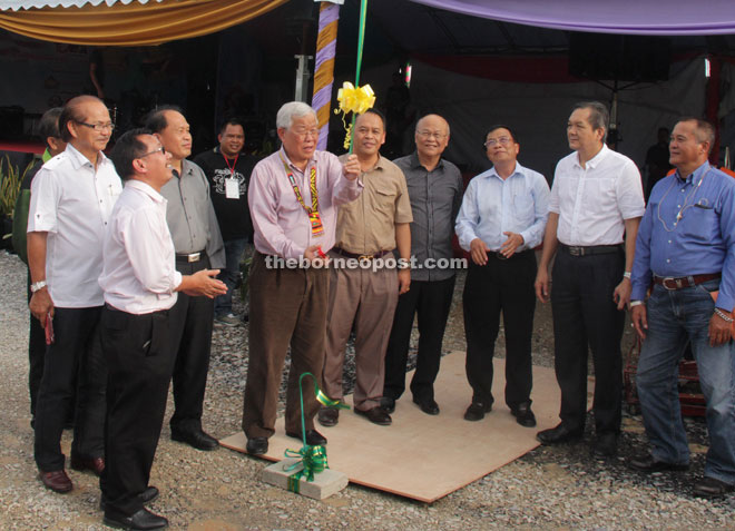 Manyin releases the balloons to launch the festival watched by Henry (fifth right), William (third left) and Minos (fourth right) among others.