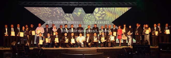 Adenan and VIPs posing with the award winners during the Sixth Sarawak Hornbill Tourism Awards 2013/2014 at BCCK on Sunday. — Photos by Muhd Rais Sanusi