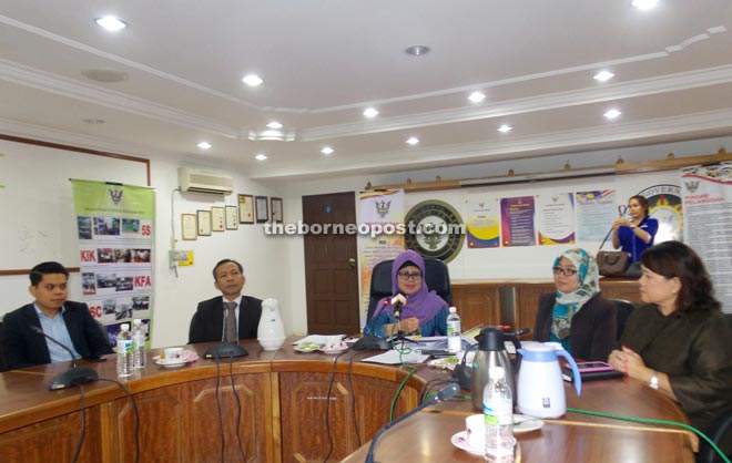 Fatimah (centre) and others including Lihan (second left) at the press conference after the inter-agency meeting on the project.