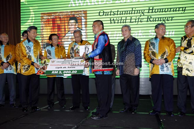 Sudarsono (second left) presenting the mock cheque to winner of the ‘Outstanding Honorary Wild Life Ranger’ award Lipik Sarau  (fourth right). — Photos by Chimon Upon