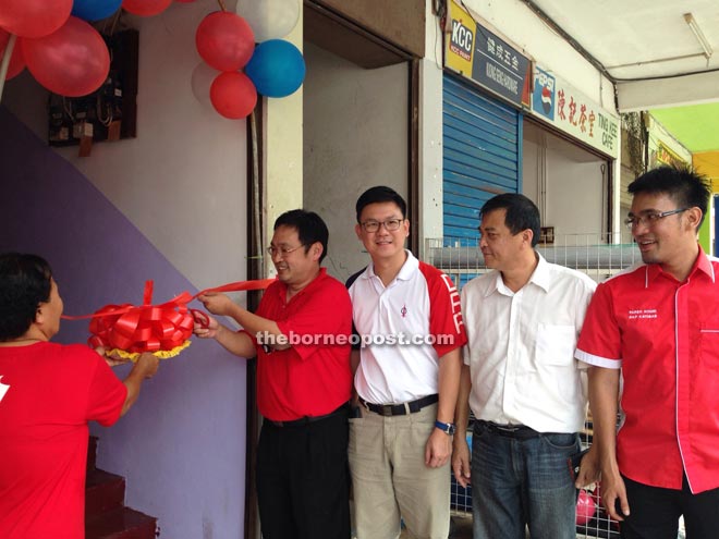 The opening of DAP Katibas Service Centre on Saturday by Chong (second left). Next to him his Ling. Paren is on the right.