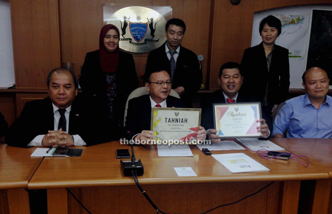 Lo (seated second left) and MPP deputy chairman Dr Zaiedi Suhaili show the five-star rating award for the council’s website. MPP secretary Andrew Joris is seated left.