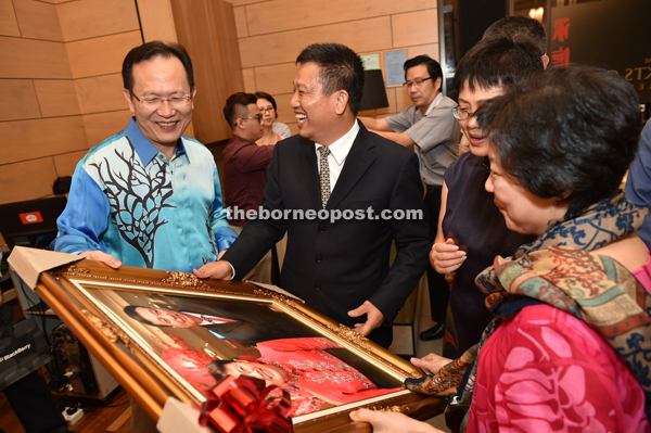 Henry Lau (left) shares a light moment with Liu (third right). 