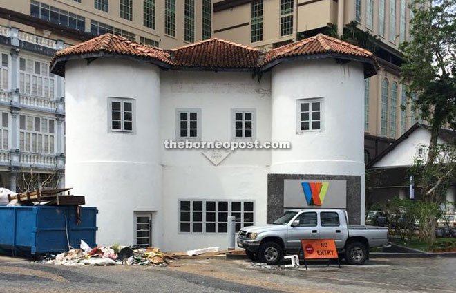 The hotel’s signage claimed by Shepherd to have obscured the view of the historic Round Tower at Jalan Tun Haji Abang Openg. 