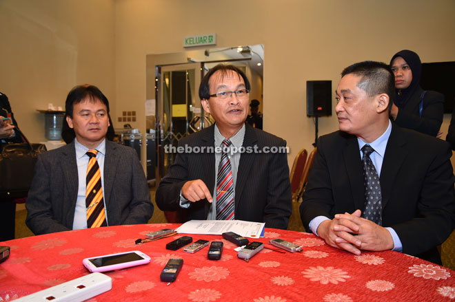 MOTION DISMISSED: Ba Kelalan assemblyman Baru Bian (centre) speaks to reporters at a press conference regarding the dismissal of his motion at the State Legislative Assembly (DUN) sitting yesterday. With him are Batu Lintang assemblyman See Chee How (right) and Krian assemblyman Ali Biju. 
