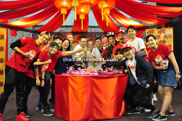 Chan (centre) tossing Yee Sang to launch the ‘Scarlet Charm: The Golden Monkey Triumph’ event at Boulevard Shopping Mall together with the staff and cast of Huat The Fish yesterday.
