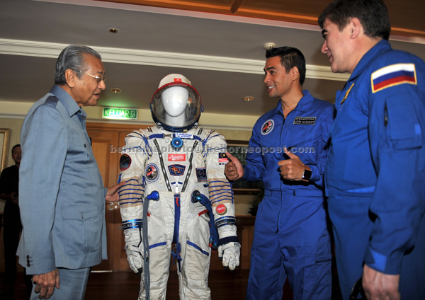 Dr Mahathir (left) and Dr Sheikh Muszaphar (second right) looking at the ‘Sokol Spacesuit’at Yayasan Kepimpinan Perdana in Putrajaya Looking on at right is Russian cosmonaut Salizhan Sharipov. — Bernama photo