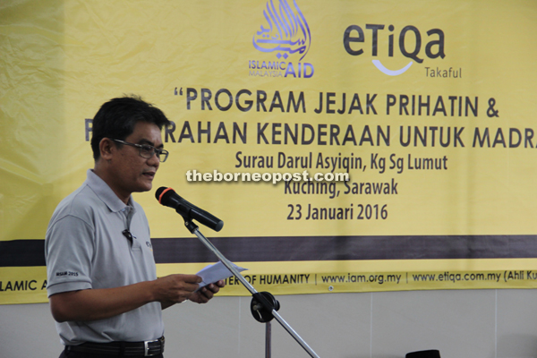 Tengku Saifuddin delivers a short speech at the start of the programme.