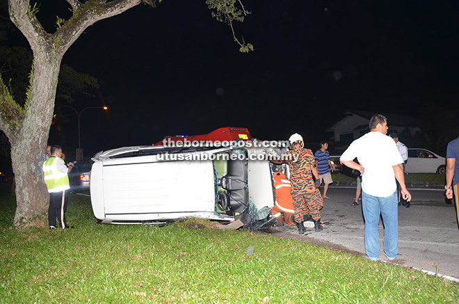 KEMALANGAN: Beginilah keadaan kereta terbabit selepas melanggar tiang lampu isyarat.