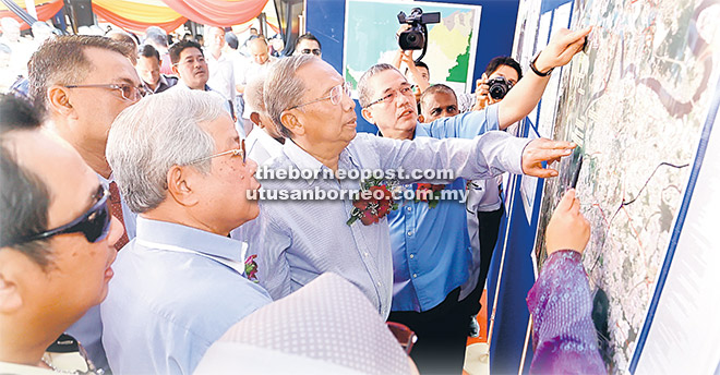 PEMBANGUNAN PESAT: Ketua Menteri Datuk Patinggi Tan Sri Adenan Satem, Fadillah, Menteri Pembangunan Infrastruktur dan Perhubungan Dato Sri Michael Manyin Jawong dan Daud pada majlis pelancaran projek pembinaan Jalan Matang-Stapok.