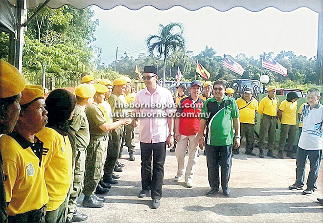 DIKENALI RAMAI: Fazruddin bersalaman dengan anggota RELA pada satu majlis. Turut kelihatan, Zaidi (enam kanan).