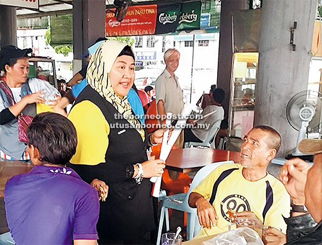 MULAI DIKENALI: Nurhanim mengedar kalendar PKR sambil berkenalan dengan orang ramai di kawasan Matang Jaya, baru-baru ini.