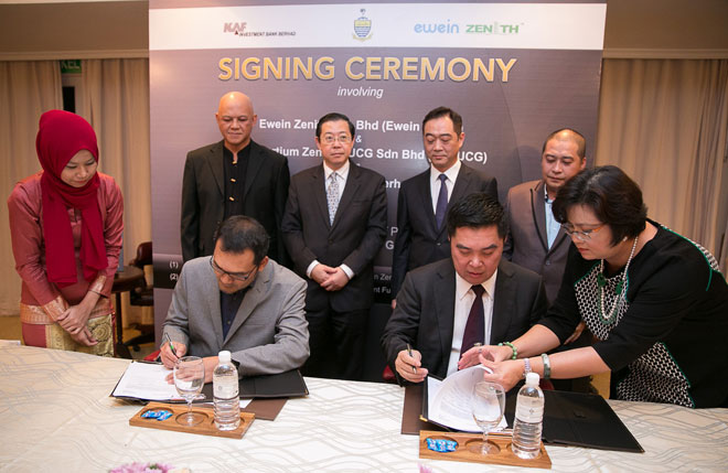 Image shows (front row, from left) KAF Investment Bank Bhd CEO Rohaizad Ismail and EZ deputy chairman Dato Ewe Swee Kheng signing the MOA witnessed by (back row, from left) CZBUCG chairman Dato Zarul Ahmad Mohd Zulkifli, Penang chief minister Lim Guan Eng, Penang chinese consul general Wu Jun and CZBUCG executive vice chairman Dato’ Lee Chee Hoe. 