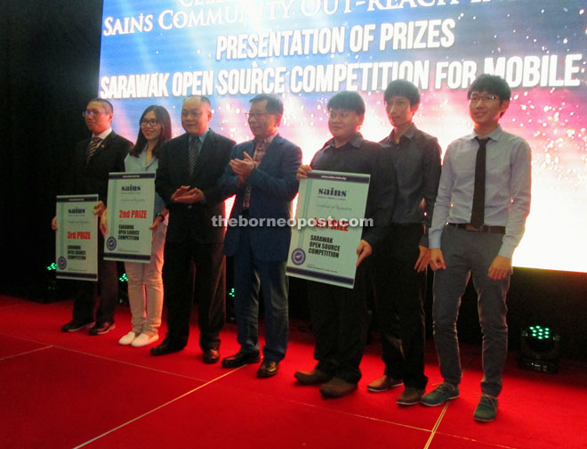 Winners of Open Source Mobile Apps Development Competition with Chan (centre) and Sains chief operating officer Teo Loon Tong (third left). 