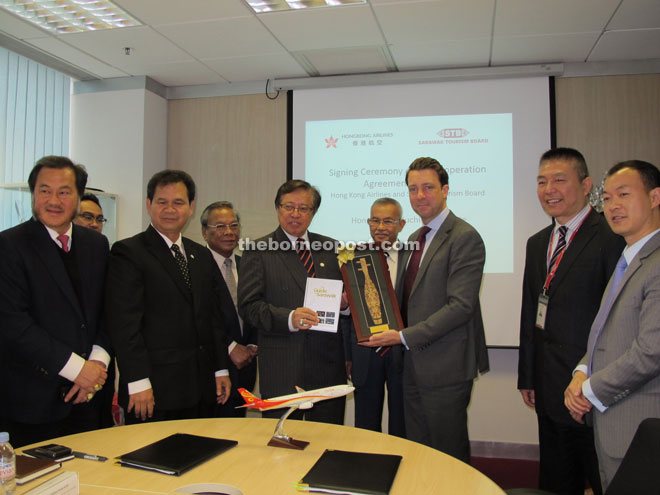 Abang Johari (fifth left) presents mementoes to Burke. Seen from third left are Ik Pahon, Gramong and Talib.