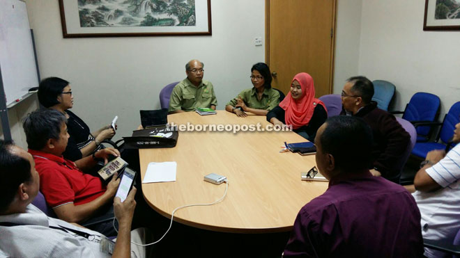 Francis (fourth left) and other SFC officers in a discussion with senior officers of The Borneo Post and Utusan Borneo.