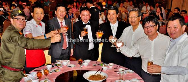 Ng (fourth left) joins Lau (third right), William (fourth right) and other VIPs in giving a toast.